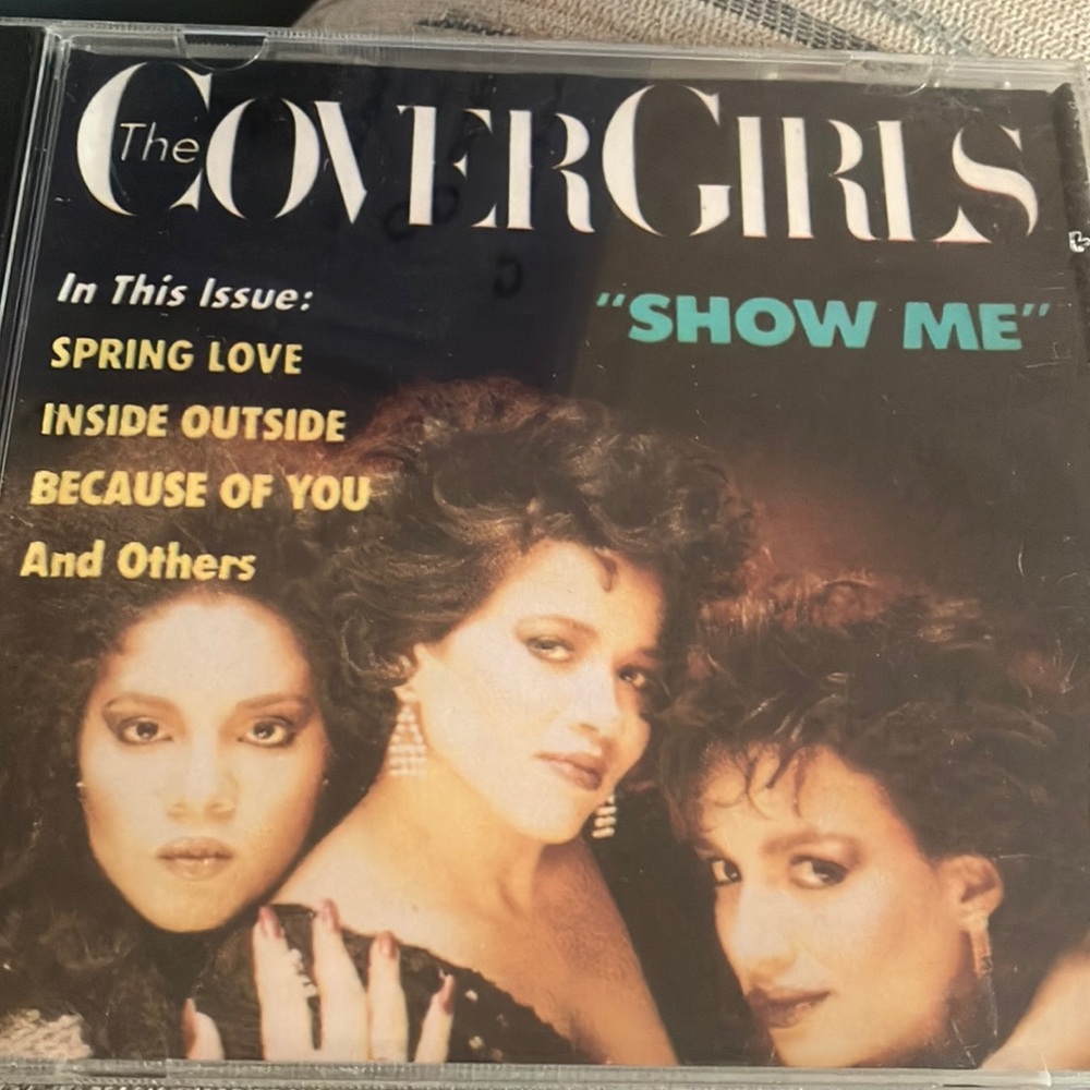 COVERGIRL 'Show Me' Album with Black Text